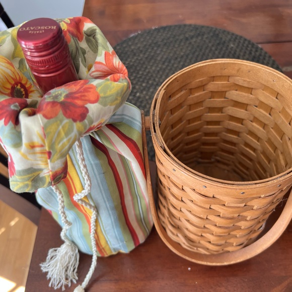 Longerberger wine basket with cloth tie string carrier